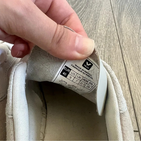 VEJA 
V-10 Trainers | Beige - Picture 4 of 9